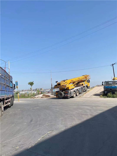 丽江市25吨吊车的租赁价格大概是多少？