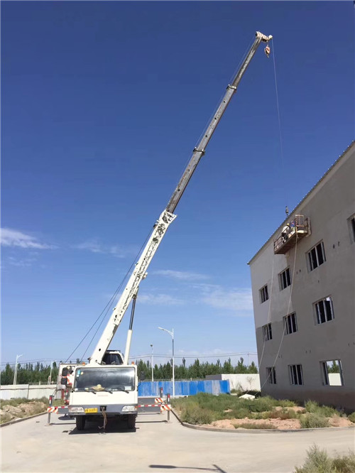 丽江市“轻装强干”—— 吊车的 “轻量化臂架” 技术